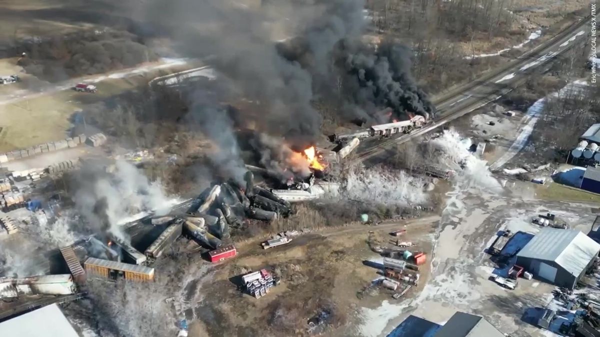 Video: V Ohiu vykolejil vlak s nebezpečným nákladem